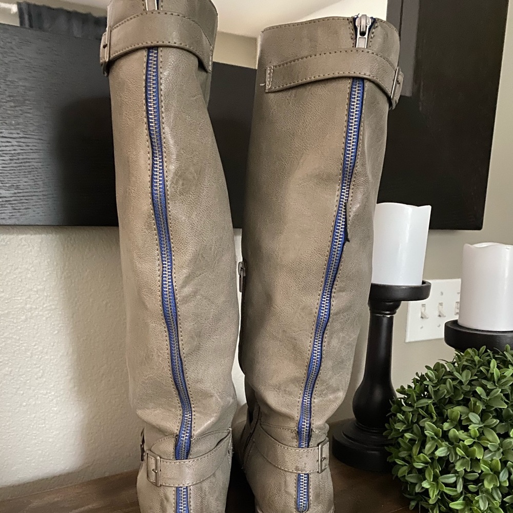 Grey fall boots.